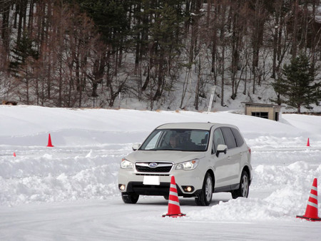 Driving on ice at Megamiko - photo by Mr.Tsukumo