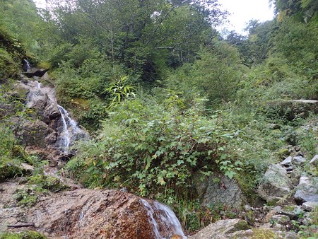 小滝と右（正面）からガレ沢