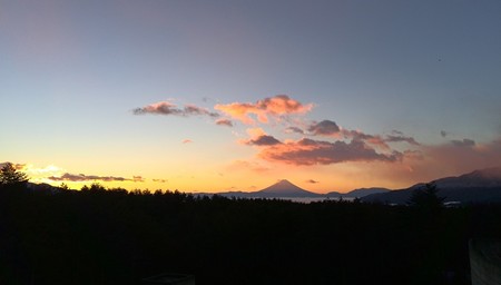 フジヤマ 夜明け前 赤みを増す