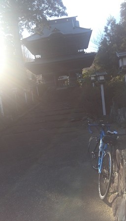 逆光だが、自転車にピントを合わせて山門を。