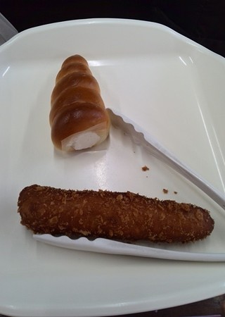 カレーソーセージパンと自家製バタークリームコロネを買って、がむしゃらに食べる。そしてお腹を満たした。