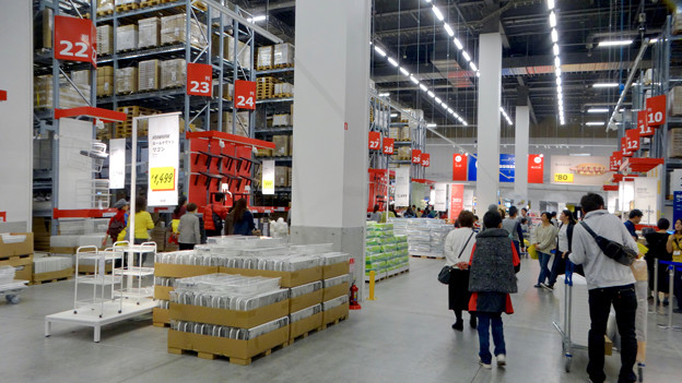 オープン1ヶ月後でも大勢の人で賑わう「IKEA長久手」 - 37:巨大な棚がある1階の倉庫兼ショールーム