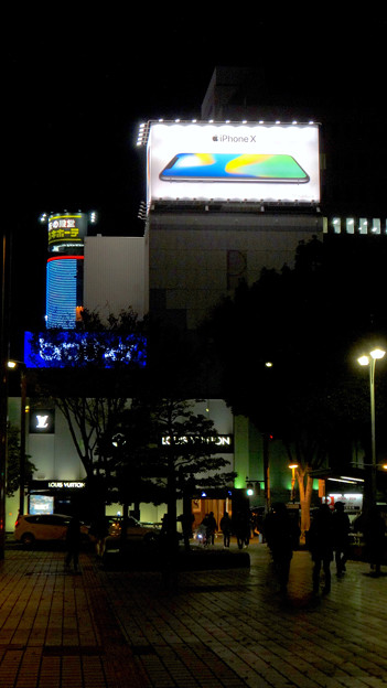 久屋大通沿いの目立つ「iPhone X」の広告（夜） - 4