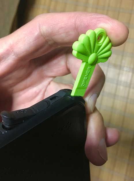 KYOKAのiPhone 7&8用の格安防水・耐衝撃ケース - 23:付属のケース開ける道具