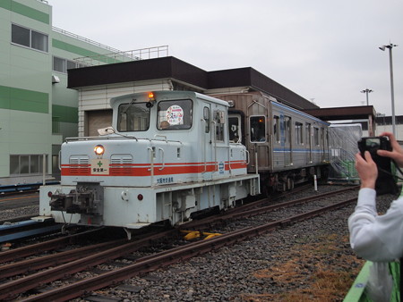 機関車による大阪市営地下鉄20系の牽引 緑木検車場02