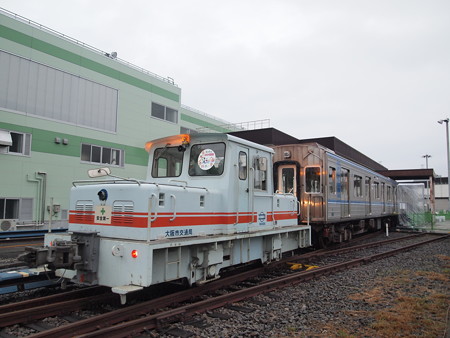 機関車による大阪市営地下鉄20系の牽引 緑木検車場03