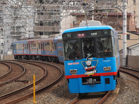 京阪8000系トーマス号特急 京阪本線西三荘駅01