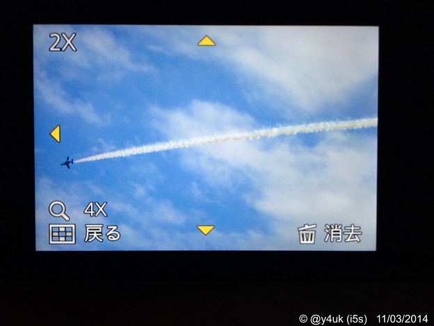 コンデジ画面のブルーインパルス～頭上通過