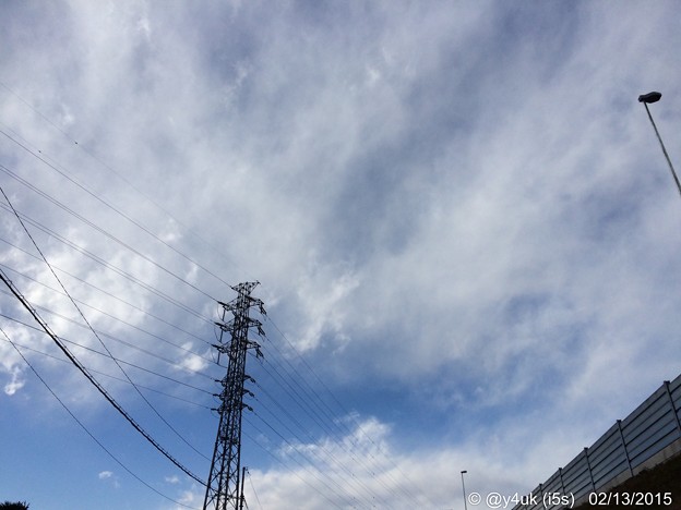 2.13強風の空と雲のした～鉄塔も踏ん張ってた