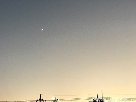 16:50 sunset crescent 〜57mm F2.8 iPhone7Plusで三日月ってわかる