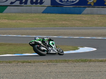 青山博一選手に「ホンダRS250RW」をプレゼント