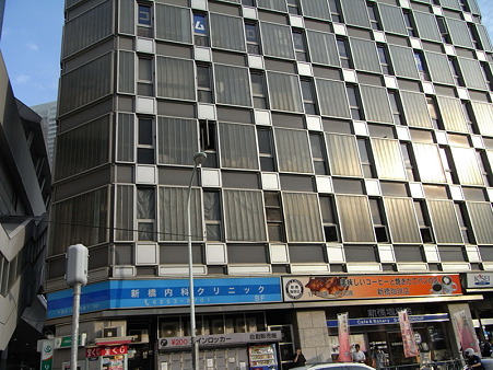 駅前のビル(新橋駅)