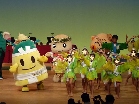 チビッ子たちも踊ります。