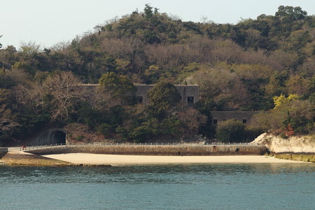 海上から眺める大久野島発電場跡