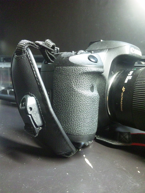 Canon Hand Strap E2（キヤノン ハンド ストラップ E2）装着時