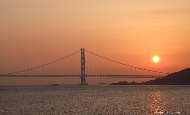 朝日に浮かぶ明石海峡大橋