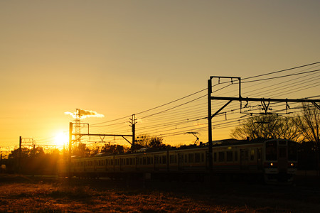 美しい夕日を背に211系が今日も行く