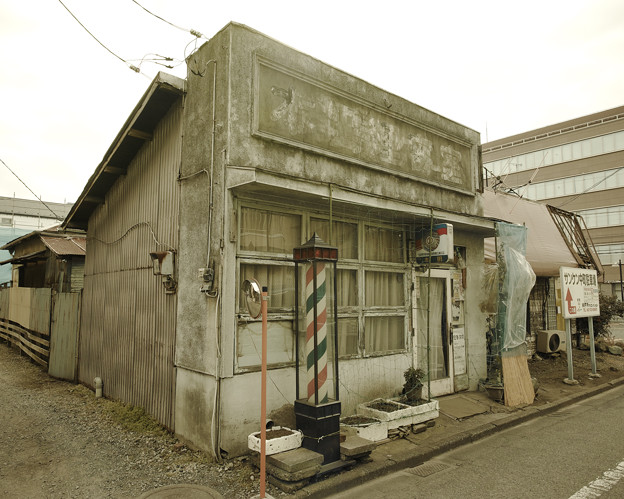 なかなかカッコイイ床屋さん