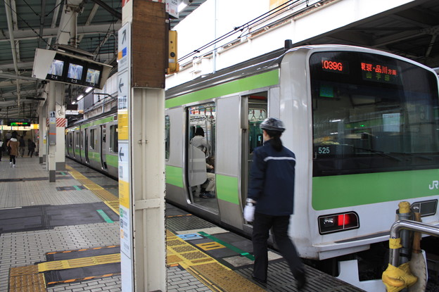 山手線e231系500番台トウ525編成と女性車掌 照片共享页面 撮影蔵