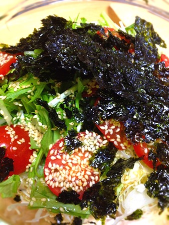 韓国海苔をサラダに入れるのがお気に入り。味付けは塩と胡麻油だけ。