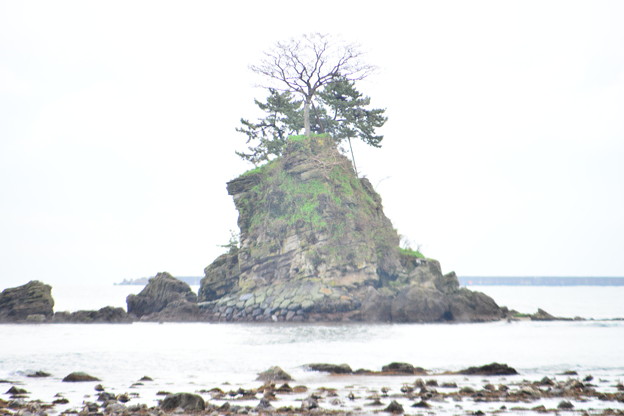 女岩