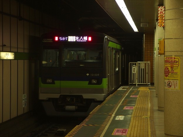 都営新宿線篠崎駅2番線 都営10-500F各停本八幡行き