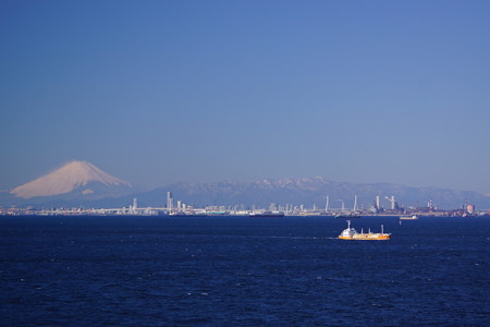 富士山と貨物船