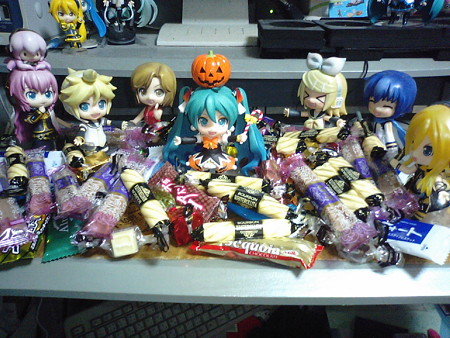 ハロウィンミク:「とりっくおあとりーとぉーーッ!!♪」 リン:「す...