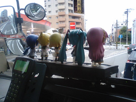おチビちゃんステージは、運転席から向かって左側から、兄・レン・リ...