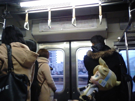 レン:「あ、着いた♪」 まもなく門司駅に停車です。