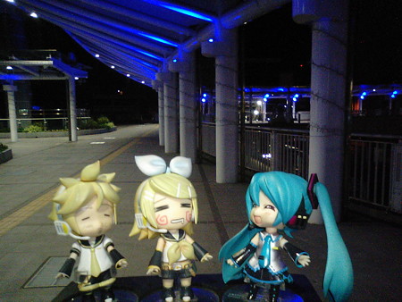 ミク:「小倉駅なうです。ほらほらちゃんと歩いて!」 リン:「んあー...