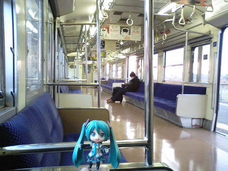 三毛門駅に停車。 ミク:「コミケ参加で大変な思いしてる皆さんに、...