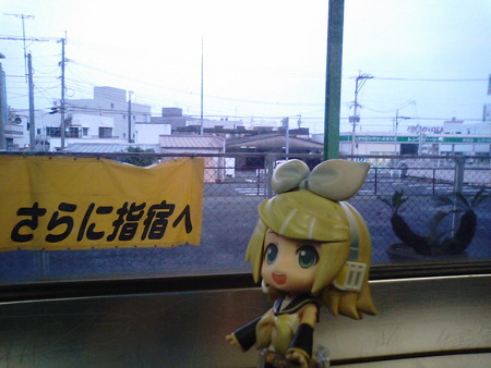 指宿駅に停車。 リン:「指宿温泉の砂蒸し風呂も、いつか入ってみた...