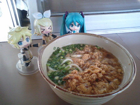 レン:「朝ご飯その2?!」 リン:「かしわうどん、肉大盛だゅ♪」 ...