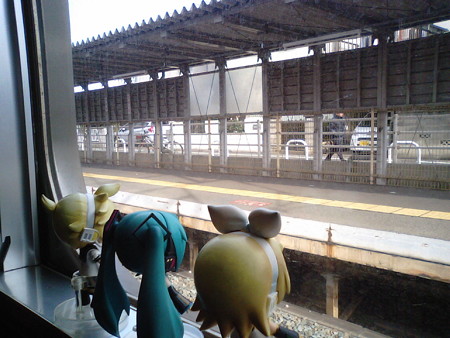 春日駅に停車。 リン:「オードリーの春日さんのふるさとー♪」 レン...