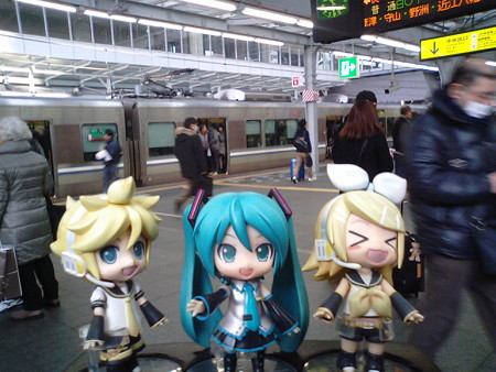 リン:「大阪駅、到着到着ぅー♪♪」 ミク:「続いて、大阪環状線内回...