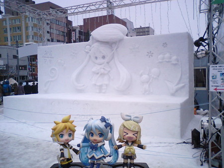 ミク:「雪ミク雪像に到着でぇーす♪」 リン:「きゃぁぁ♪ 今年の雪...