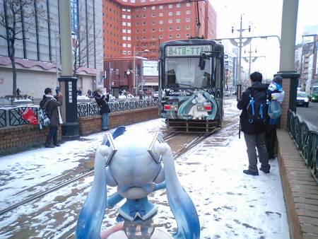 雪ミク:「今年も春まで、雪ミク市電頑張ってねー♪♪」