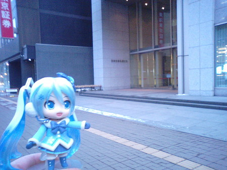 クリプトンに着きました。 雪ミク:「初音ミクの発祥地来ました♪」