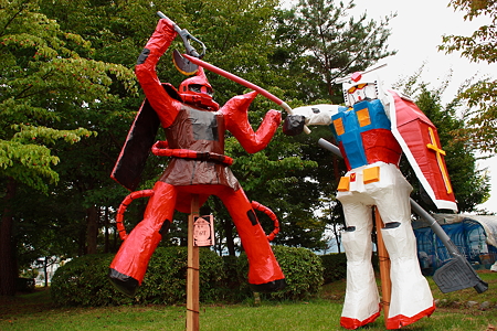 上山かかし祭り　シャアザクｖｓガンダム