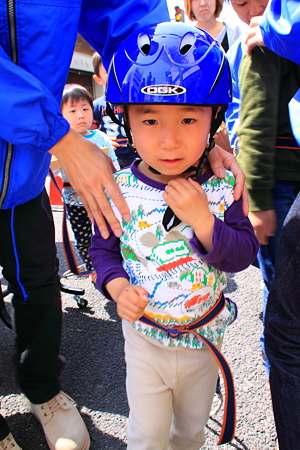 高所作業車試乗を待つ息子