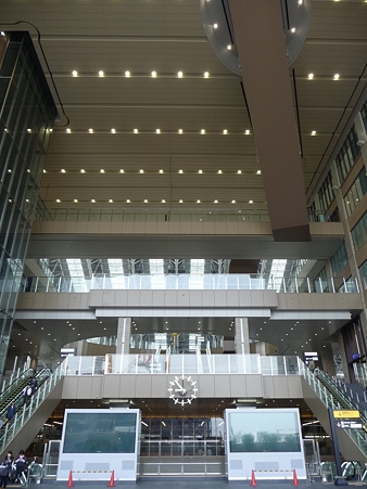 110416-17 大阪駅 (40)