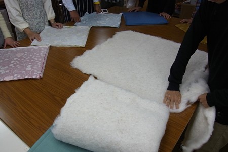 いよいよ綿入れ作業