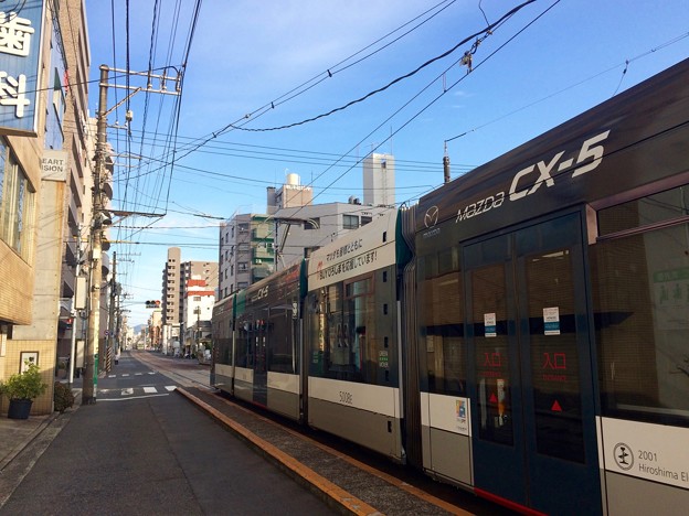 広島電鉄 天満町電停 5000形 GREEN MOVER マツダ フルラッピング 広島市西区天満町