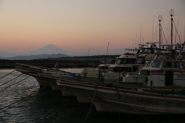去りゆく太陽の後に現れた富士
