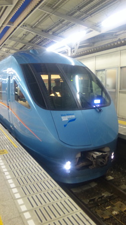 綾瀬駅で青いロマンスカーに...