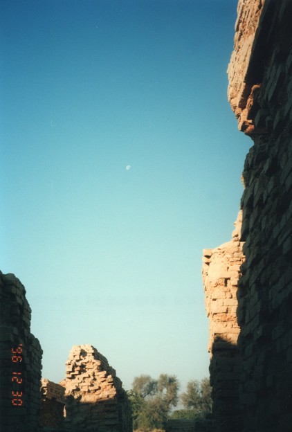 モヘンジョダロの弓張月 Half moon above Mohenjodaro