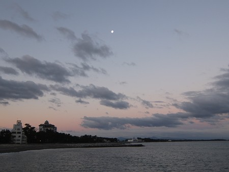 二見浦 12月朝6:53 西の中天に月