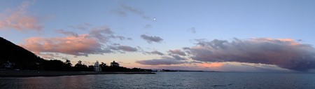 二見浦パノラマ06 12月朝7:01 茜色に染まり始めた月の空