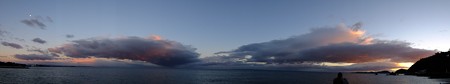 二見浦パノラマ07 12月朝7:00 左上に沈みゆく月、右下に上り来る太陽、そして夫婦岩